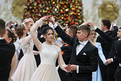 Вальс, кадриль и полонез. Дворец Независимости собрал участников красочного новогоднего бала