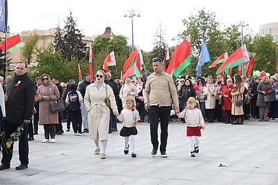 Память живет в сердцах! Народное возложение проходит на Площади Победы