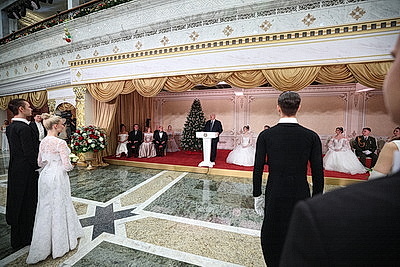 Вальс, кадриль и полонез. Дворец Независимости собрал участников красочного новогоднего бала