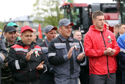 Для побед на полях. 80 новых комбайнов отправились в хозяйства Минской области