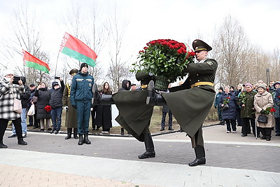 Камень и цветы. У монумента \"Врата памяти\" в Тростенце прошел митинг-реквием