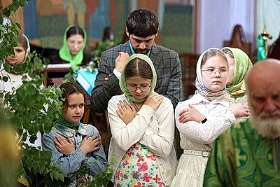 Православные верующие празднуют День Святой Троицы в Гродненском Свято-Рождество-Богородичном женском монастыре