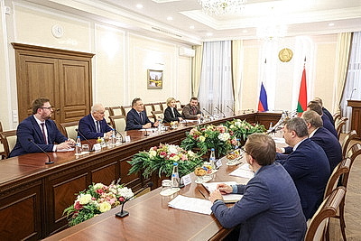 В правительстве состоялась встреча с генеральным директором российской госкорпорации \"Росатом\"