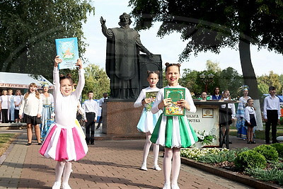 День белорусской письменности. В Лиде прошло открытие новой скульптуры, памятное гашение марки, презентации