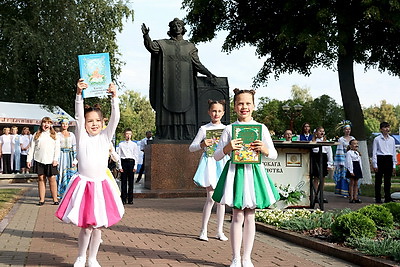 День белорусской письменности. В Лиде прошло открытие новой скульптуры, памятное гашение марки, презентации