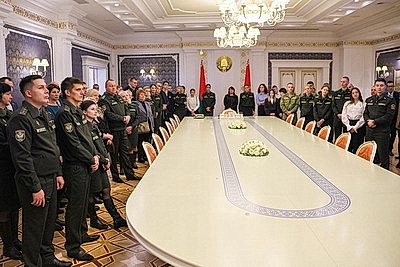 Представители органов погранслужбы посетили с экскурсией Дворец Независимости