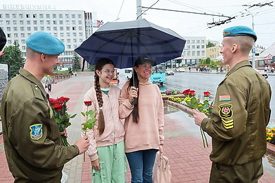 Витебские десантники на улицах города вручили женщинам цветы