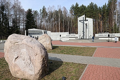 Не утихает боль, не высыхают слезы. Память жертв трагедии в Хатыни почтили на мемориале \"Ола\"