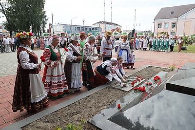 Региональный фестиваль \"Грай, гармонік!\" собрал в Ельске профессиональных музыкантов и любителей