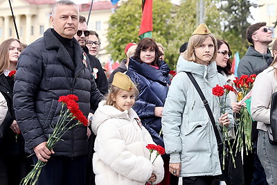 Память живет в сердцах! Народное возложение проходит на Площади Победы