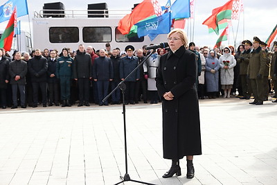 Камень и цветы. У монумента \"Врата памяти\" в Тростенце прошел митинг-реквием