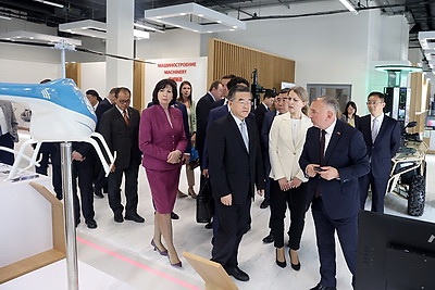 Парламентская делегация КНР посетила \"Першы нацыянальны гандлёвы дом\", Музей истории ВОВ и \"Великий камень\"