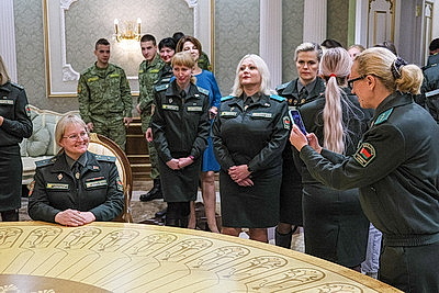 Представители органов погранслужбы посетили с экскурсией Дворец Независимости