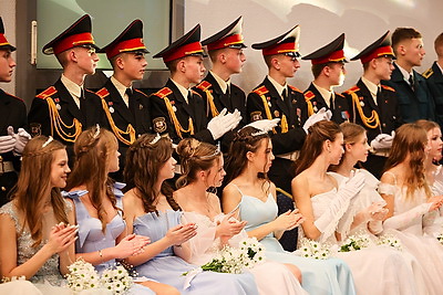 Юные и прекрасные: в Национальной школе красоты состоялся ежегодный праздничный новогодний бал