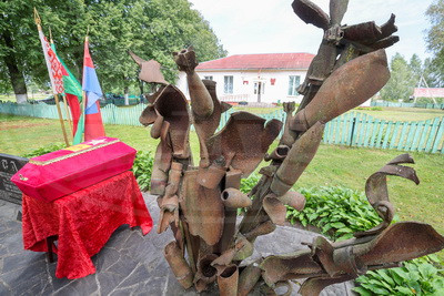 Витебские поисковики впервые передали найденные при раскопках останки бойца РККА его родственникам