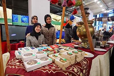 Добро, мир и рождественские подарки. Супруги послов провели предновогоднюю благотворительную ярмарку