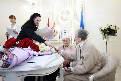 100-летних сестер-близнецов чествовали в Волковыске