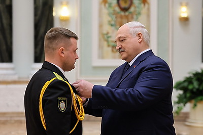 Лукашенко вручил государственные награды заслуженным представителям различных сфер