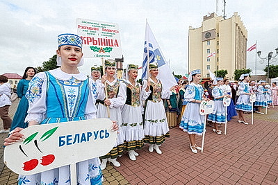 \"Вішнёвая квецень сяброўства\". Гала-концерт ягодного фестиваля прошел в Глубоком