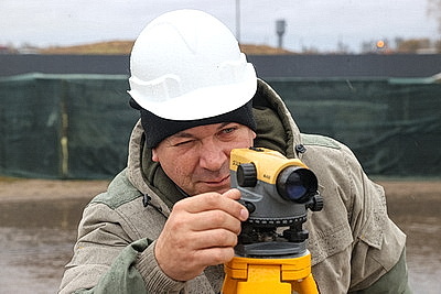 На братской могиле в Речицком районе трудится десант субботника