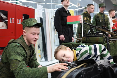 Увидеть военную технику и попробовать солдатскую кашу. Как День защитников Отечества встретили в Минске