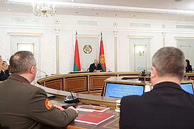 Лукашенко указал на милитаризацию западных стран и необходимость актуализировать оборонные действия