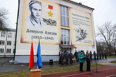 В школе №35 Минска открыли мурал в честь Героя Советского Союза Домулло Азизова