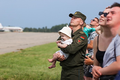 Высший пилотаж. Как в Мачулищах отпраздновали День военно-воздушных сил Беларуси