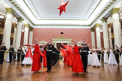 В Минском суворовском военном училище состоялся новогодний бал