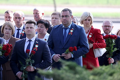 Члены Совета Республики возложили цветы в мемориальном комплексе \"Масюковщина\"