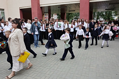 \"В три раза более долгожданно и волнительно\". В Минске в первый класс пошли тройняшки