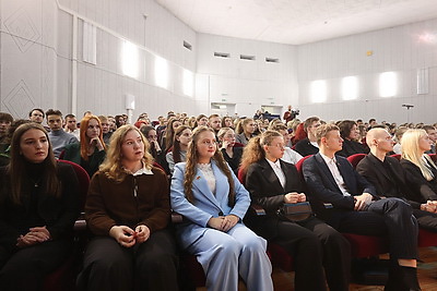 Черно-белое вчера и настоящее в красках. Молодые специалисты из Минской области ознакомились с выставкой БЕЛТА \"Беларусь. Взлет\"