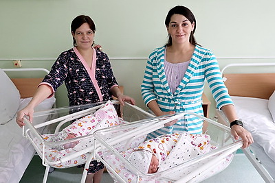 В Витебском областном роддоме поздравили мам первых родившихся в 2025 году детей