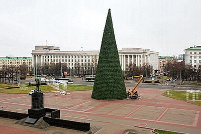 Выше девятиэтажного дома. В Могилеве монтируют главную новогоднюю елку региона