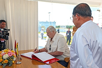 Высадка дерева удачи и храмовый комплекс Будды. Визит Лукашенко в Мьянму завершился культурной программой