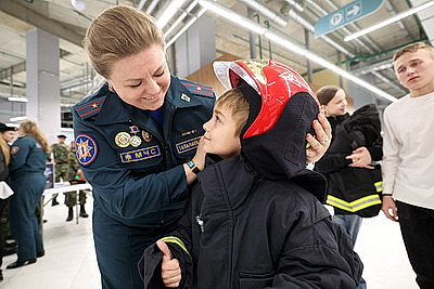 \"Так рождаются истинные патриоты\". Спасатели Минска вручили Конституции 30 ребятам