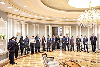 Главы делегаций ЕАГ посетили Дворец Независимости