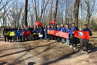 Аллею Памяти городов-героев высадили в столичном парке Победы