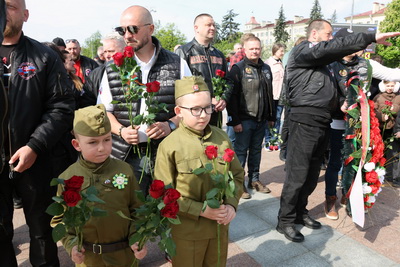 Участники международного мотопробега возложили цветы к монументу Победы и передали капсулы с землей в Всехсвятскую церковь