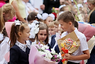 \"В три раза более долгожданно и волнительно\". В Минске в первый класс пошли тройняшки