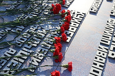 Участники \"Молодежной столицы-2025\" посадили у мемориала \"Партизанская криничка\" 80 берез