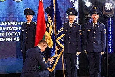 Впервые в истории. Выпускникам Белорусской академии авиации вручили лицензии пилотов