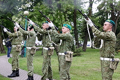 Флаги, драйв и хорошее настроение. Брестские пограничники на мотоциклах проехали по улицам города