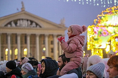 В Минске новогодними огнями засияла главная елка страны