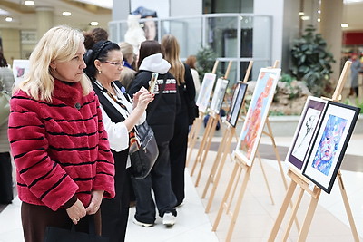 \"Другая глубина\". Новая выставка в рамках инклюзивного проекта БСЖ открылась в Минске