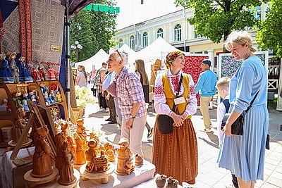 Пешеходная превратилась в творческую. На центральной улице Молодечно народные мастера показали лучшие работы