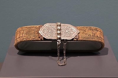 \"Элегантность серебра\". В Национальном художественном музее представили сокровища оманского двора