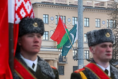 Премьер-министр Пакистана возложил венок к монументу Победы в Минске