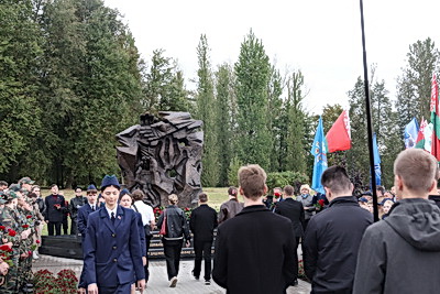 \"Это был не лагерь, а фабрика смерти\". В Тростенце открыли памятный знак жертвам геноцида