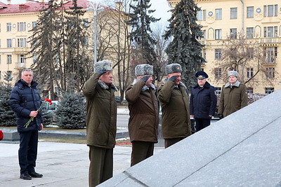 К монументу Победы возложили венки по случаю Дня защитников Отечества